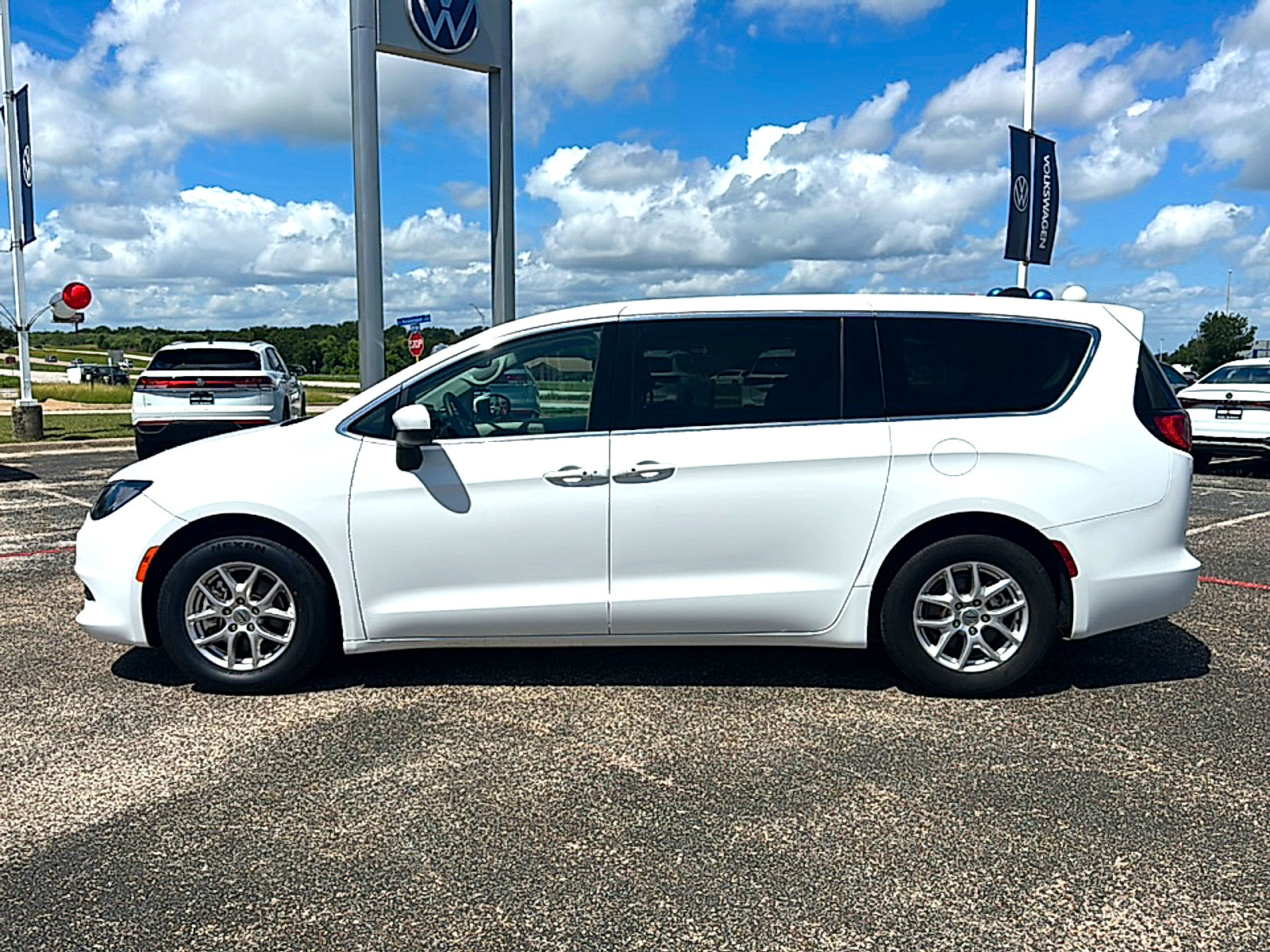 Used 2023 Chrysler Voyager LX FWD image 5