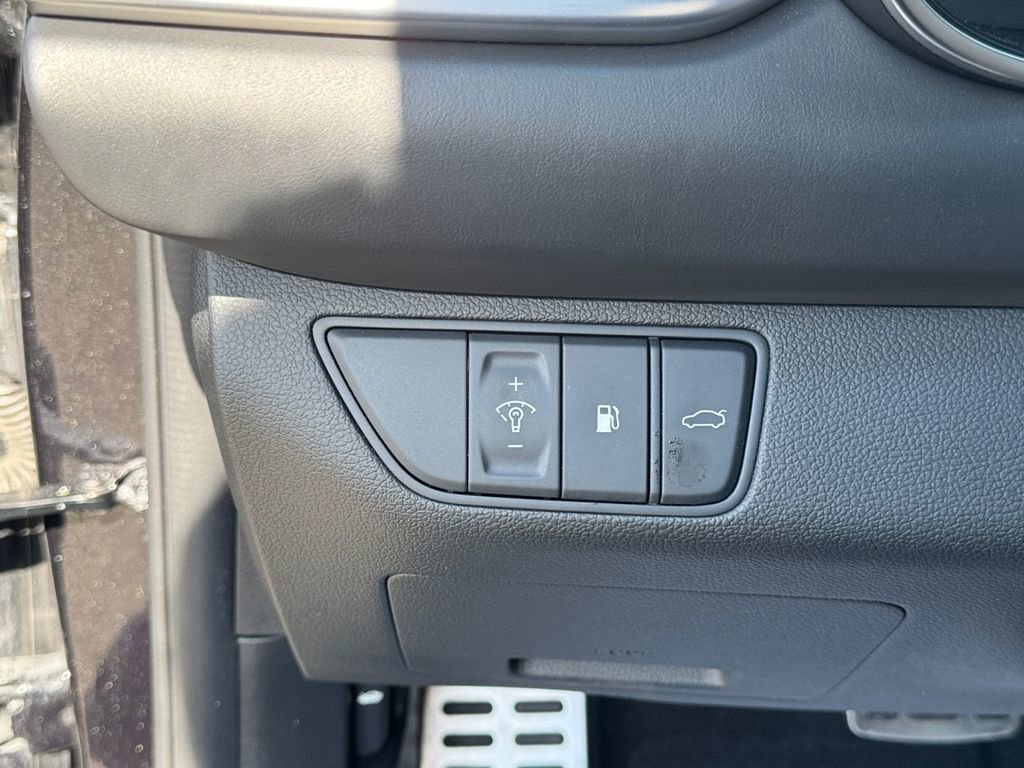 Used 2023 Genesis G70 2.0T w/ Sport Prestige Package image 31