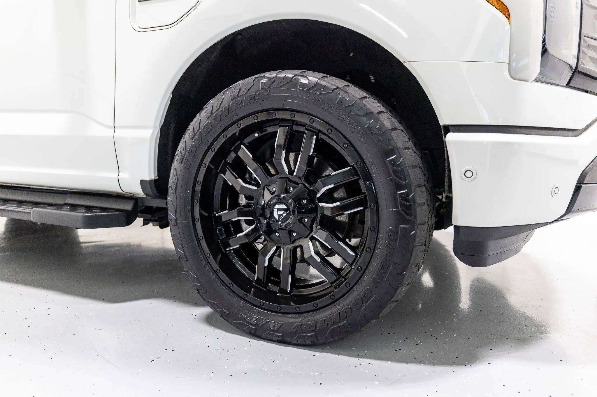 Used 2023 Ford F150 Lightning Platinum AWD/4WD image 30
