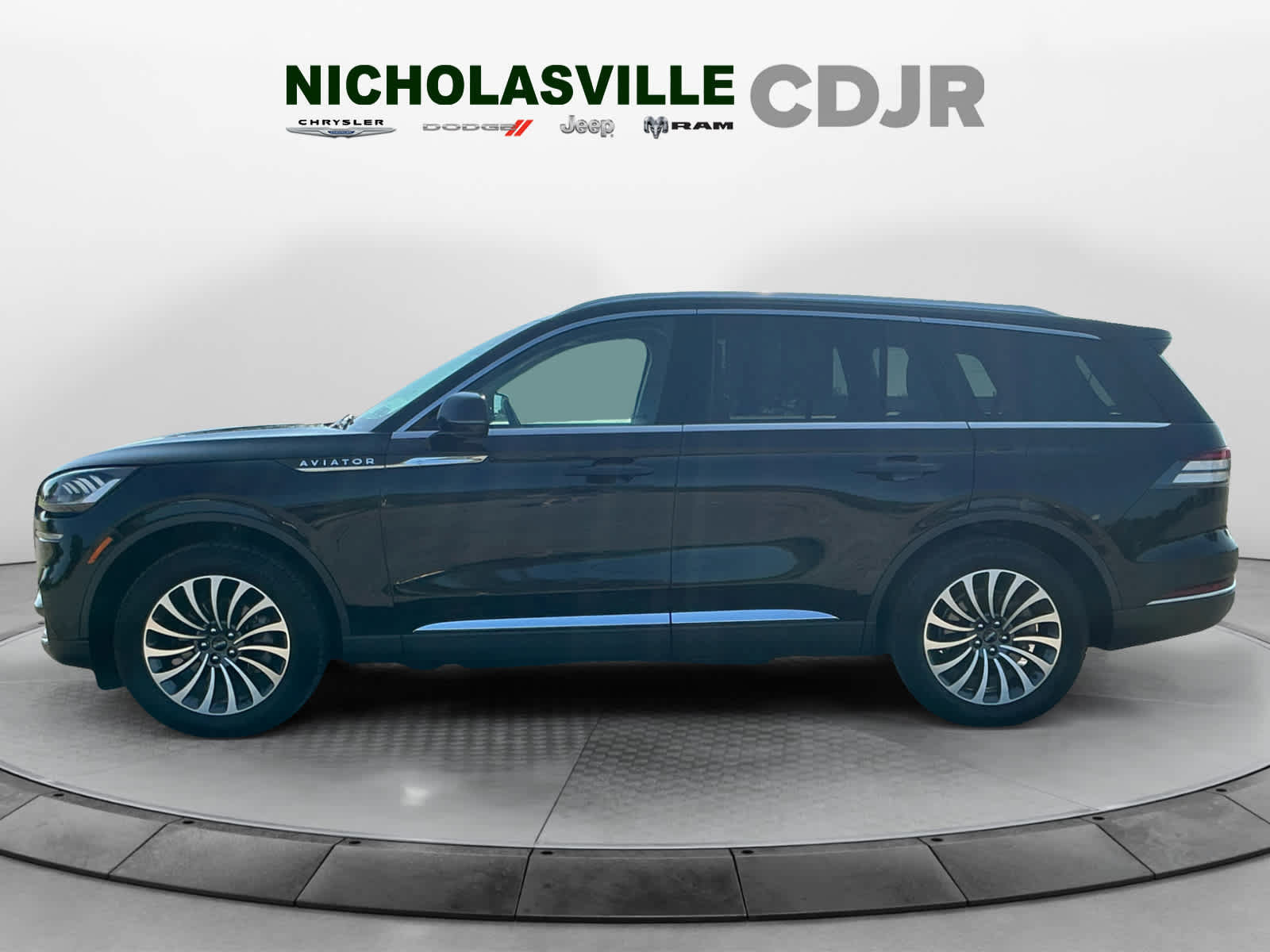 Used 2024 Lincoln Aviator Reserve w/ Elements Package Plus AWD/4WD image 2