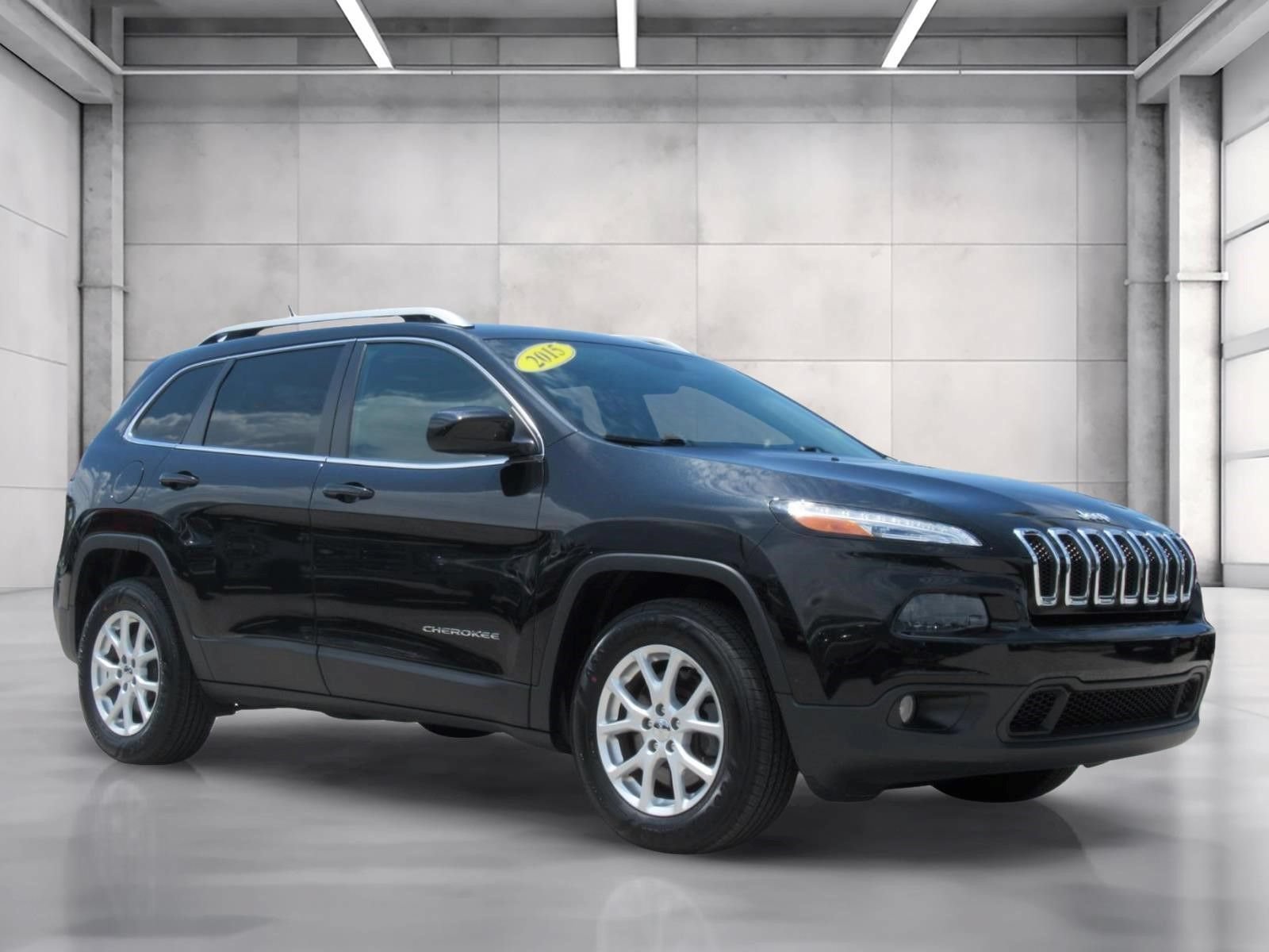 Used 2015 Jeep Cherokee Latitude w/ Cold Weather Group AWD/4WD image 1