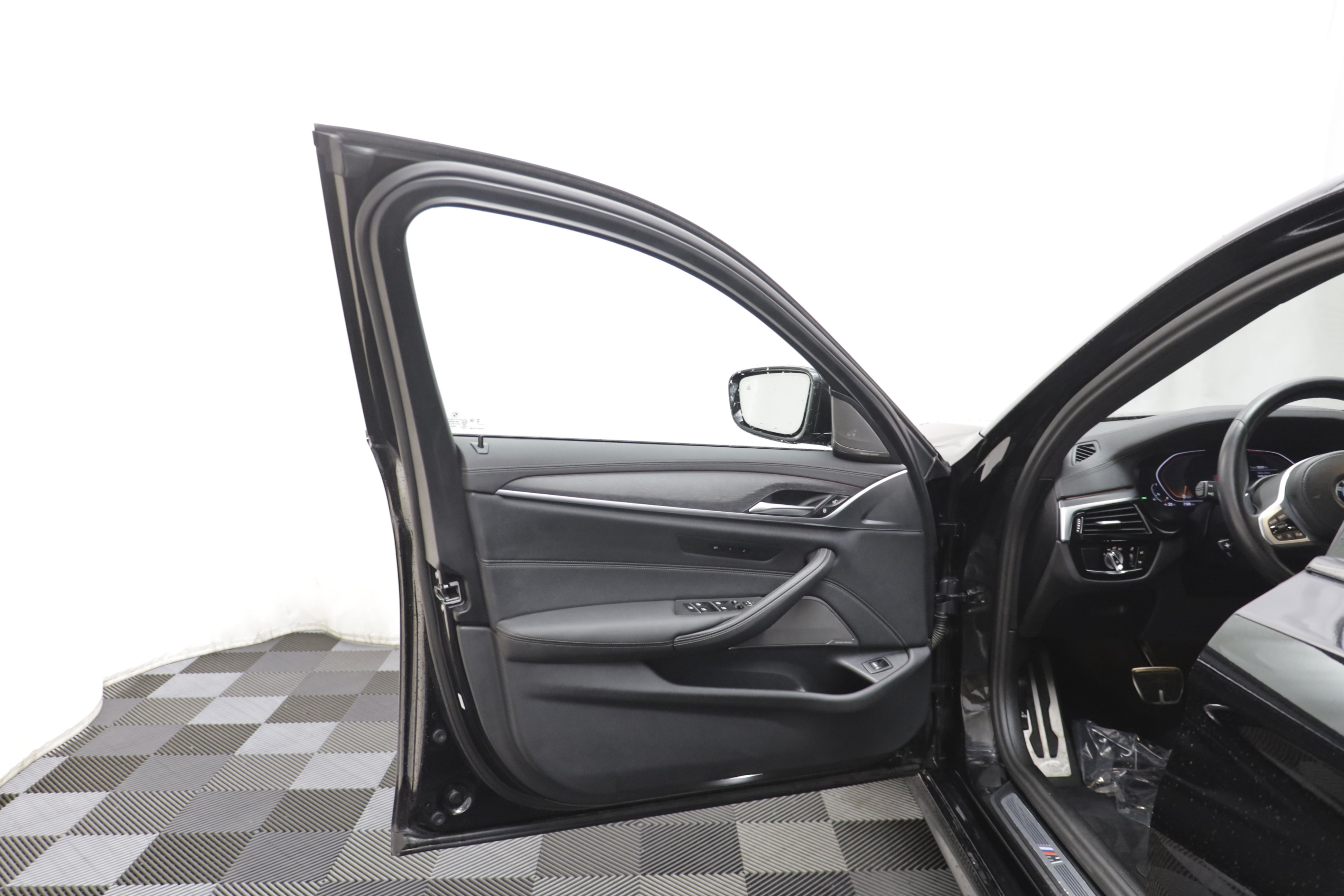 Used 2023 BMW 530i xDrive w/ M Sport Package AWD/4WD image 4