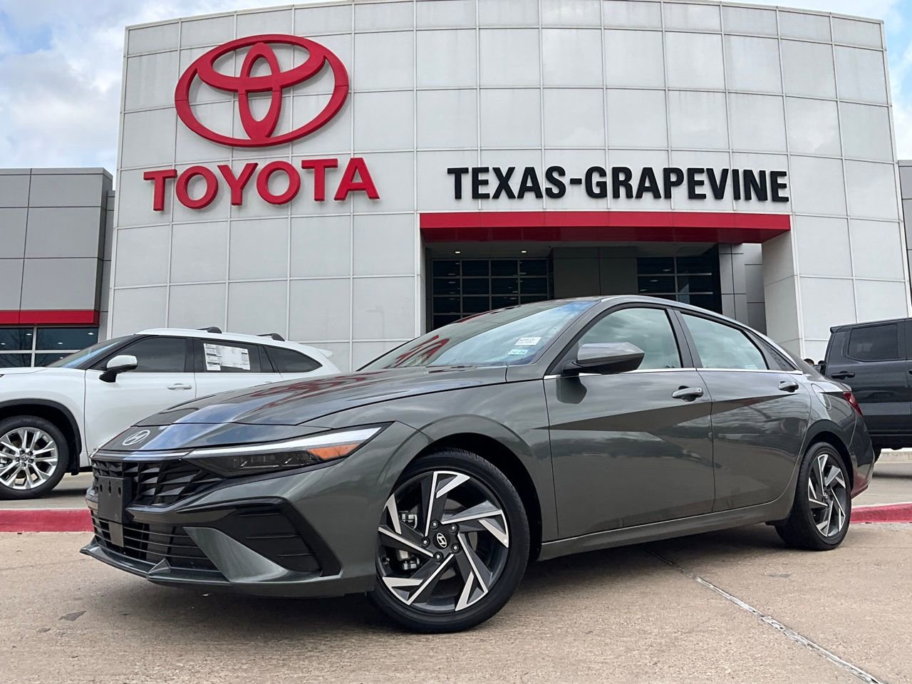 Used 2025 Hyundai Elantra SEL image 2