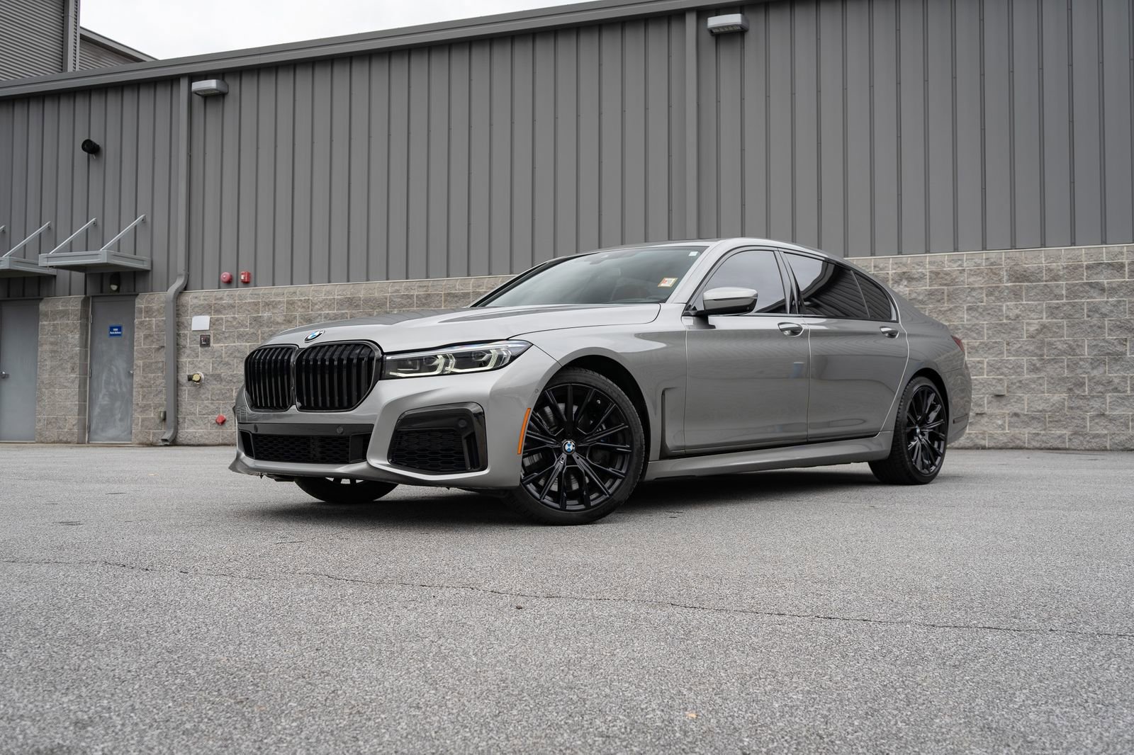 Used 2022 BMW 750i xDrive w/ Autobahn Package image 3