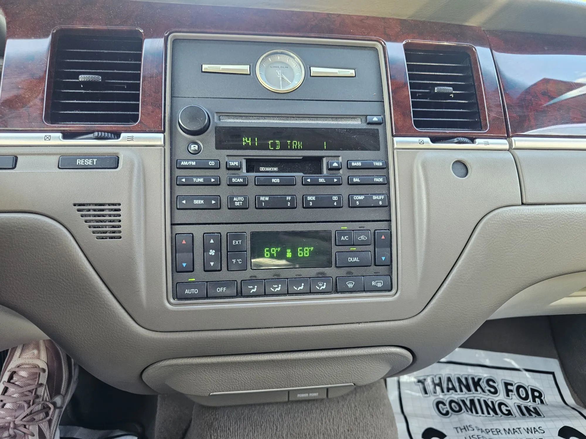 Used 2005 Lincoln Town Car Signature RWD image 20