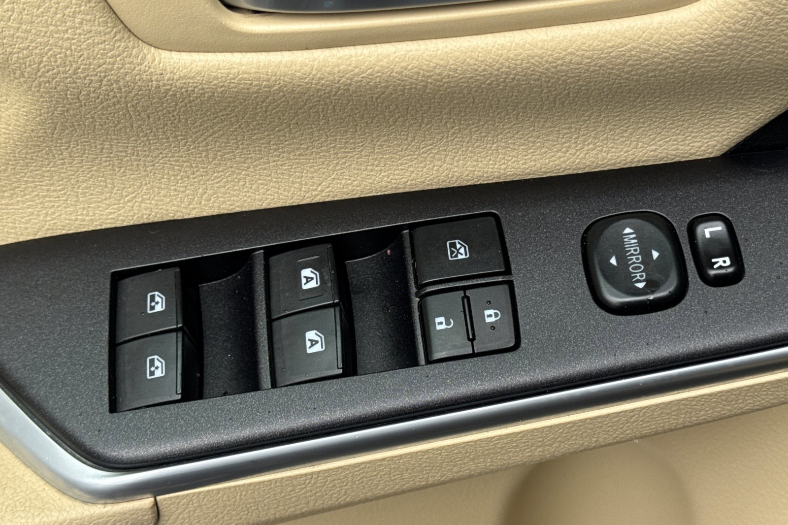 Used 2015 Toyota Camry LE FWD image 13