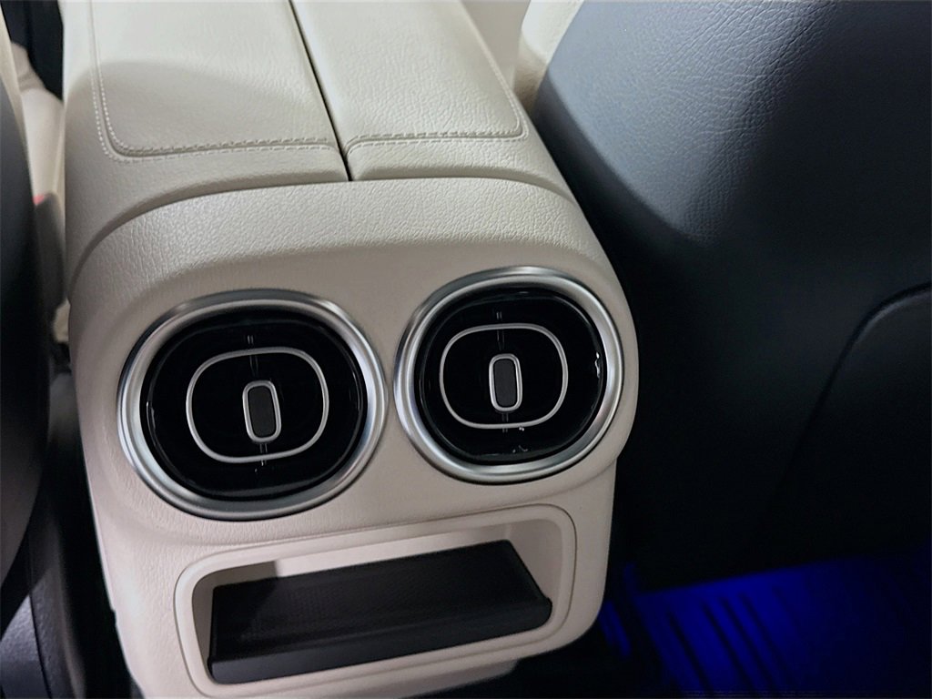 Used 2025 Mercedes-Benz GLC 300 4MATIC image 27