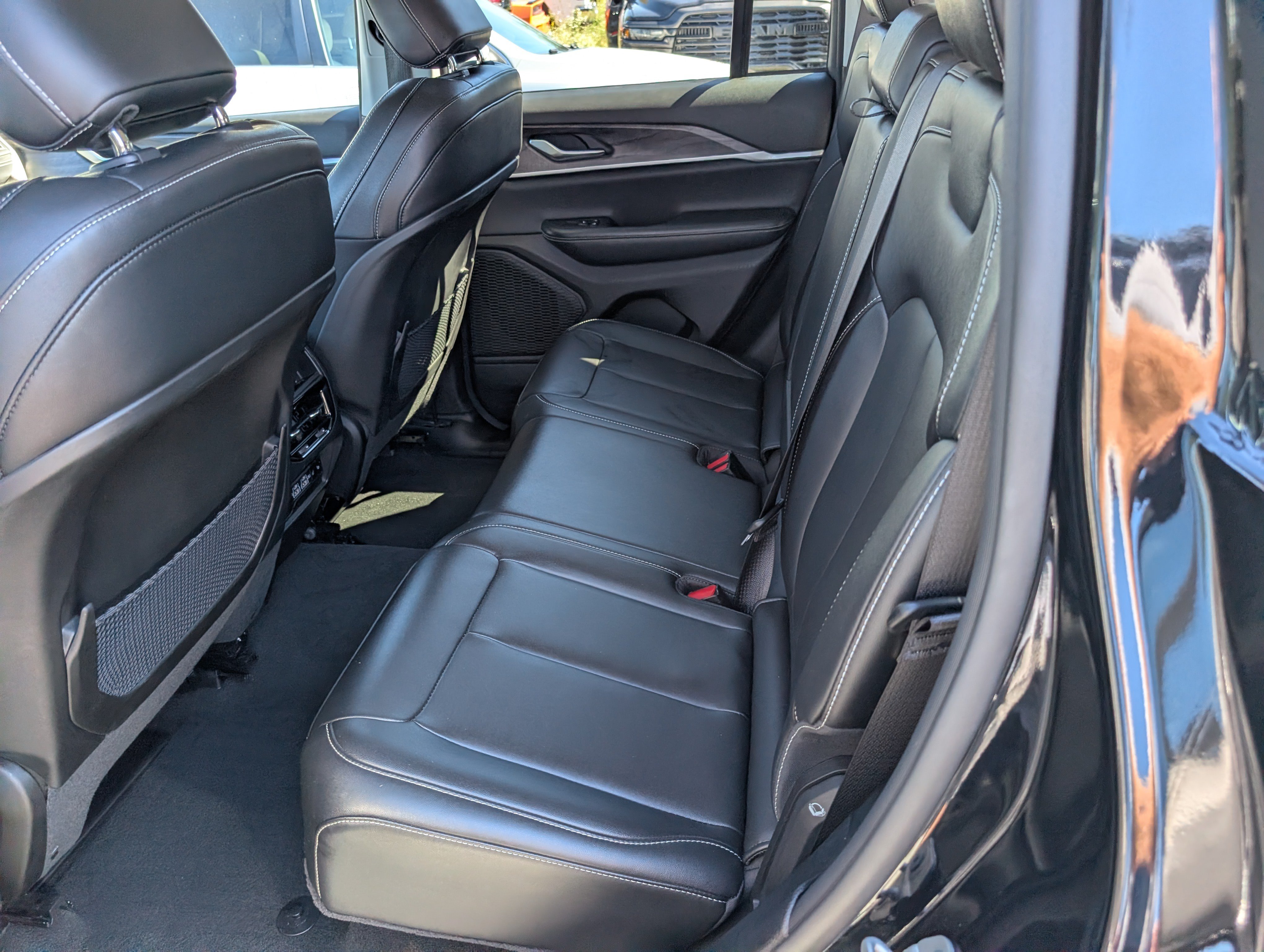 Used 2023 Jeep Grand Cherokee Limited w/ Trailer Tow Prep Group (B) AWD/4WD image 14