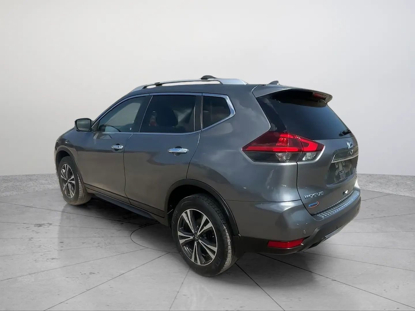 Used 2019 Nissan Rogue SV w/ Sun & Sound Touring Package AWD/4WD image 5
