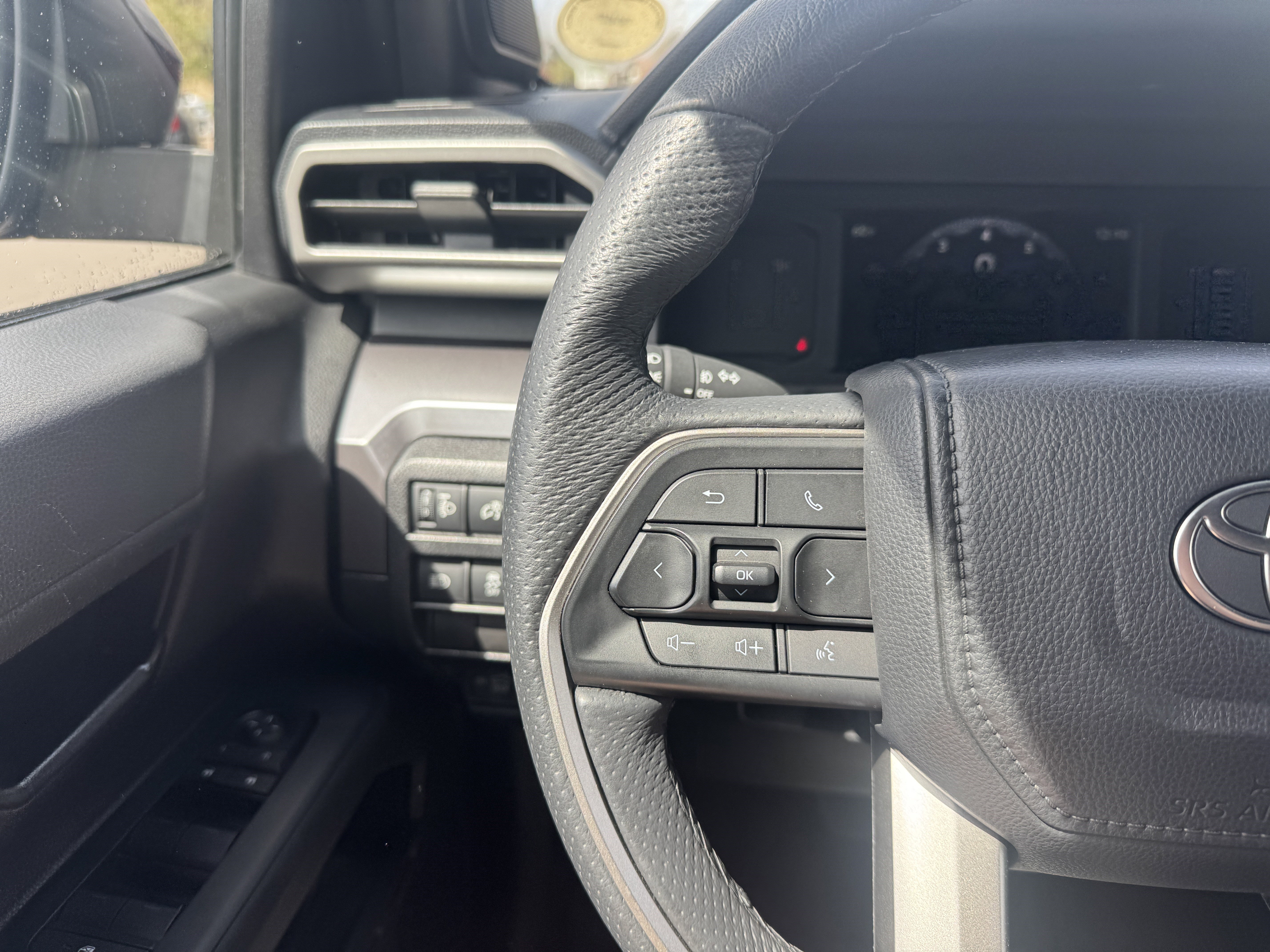 Certified 2025 Toyota Tacoma SR5 AWD/4WD image 22