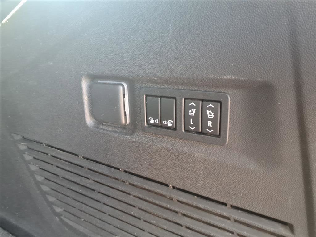 Used 2022 Chevrolet Suburban LT w/ Luxury Package image 5