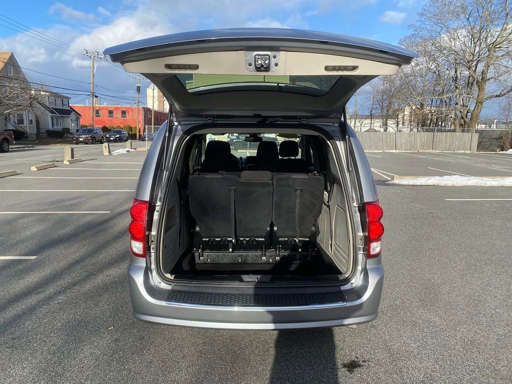 Used 2018 Dodge Grand Caravan SE w/ UConnect Hands-Free Group image 24