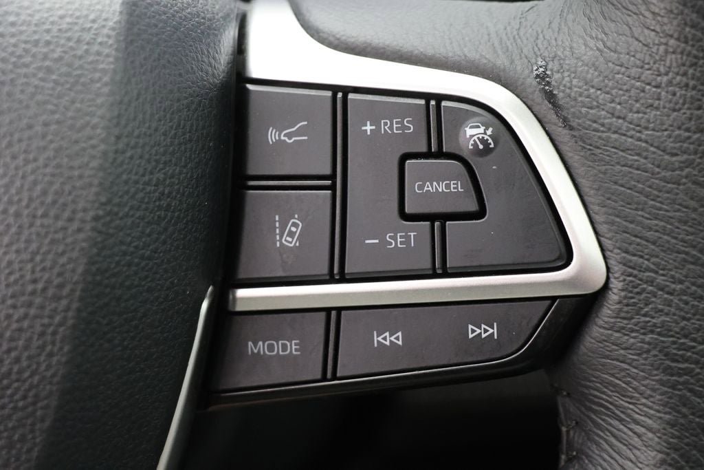 Used 2025 Toyota Sienna XLE FWD image 20