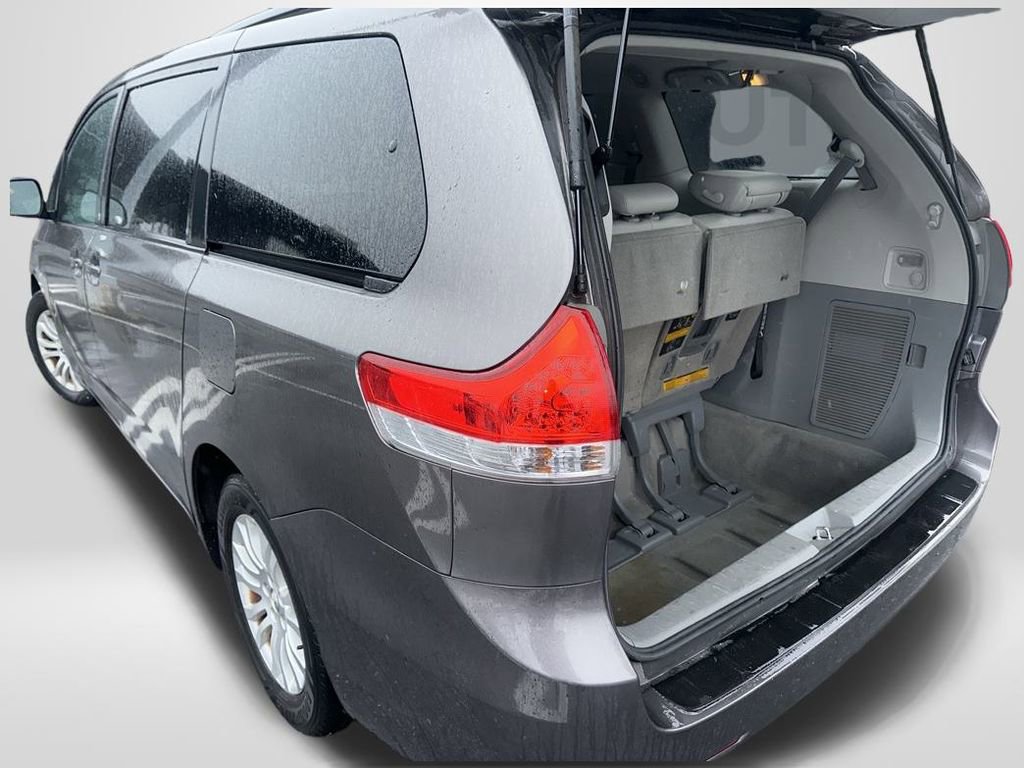 Used 2013 Toyota Sienna XLE image 25