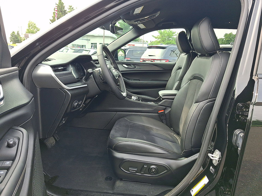 Used 2025 Jeep Grand Cherokee Altitude AWD/4WD image 14