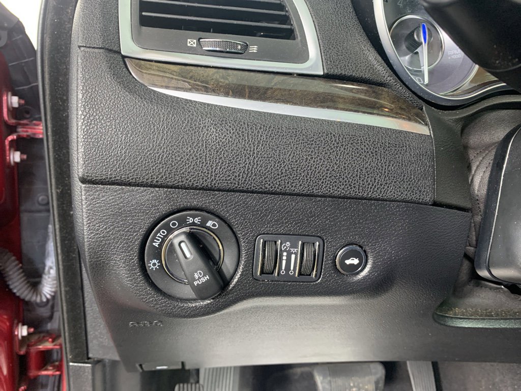 Used 2019 Chrysler 300 Limited image 17