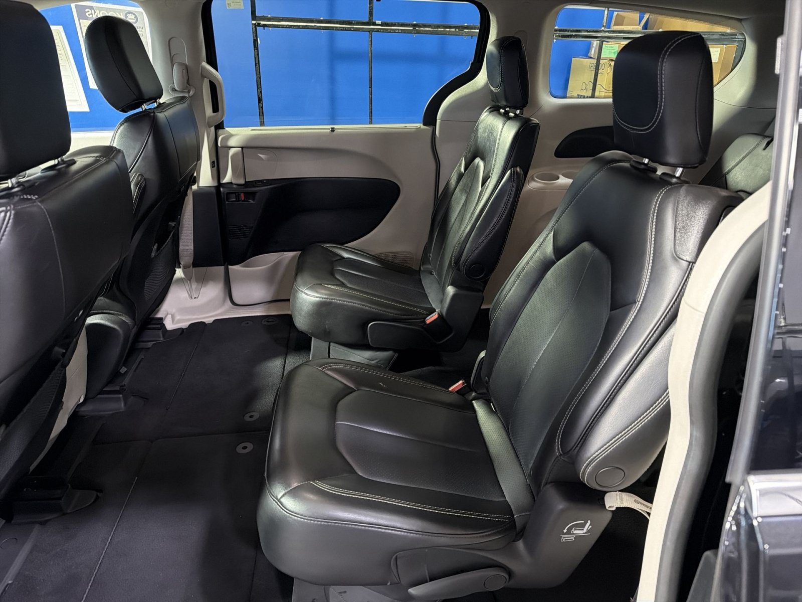 Used 2023 Chrysler Pacifica Touring-L FWD image 27