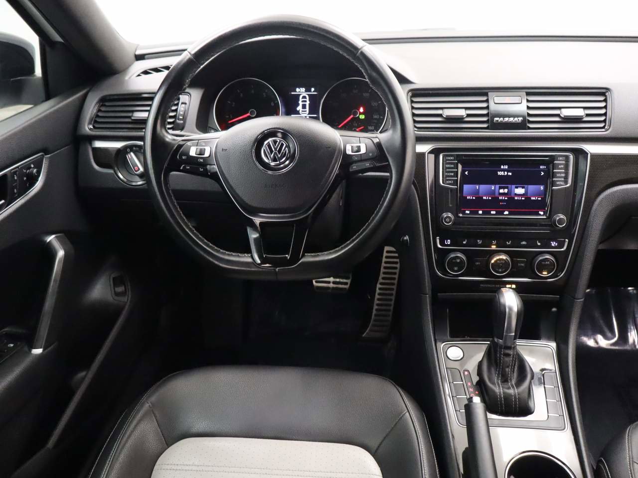 Used 2018 Volkswagen Passat GT FWD image 14