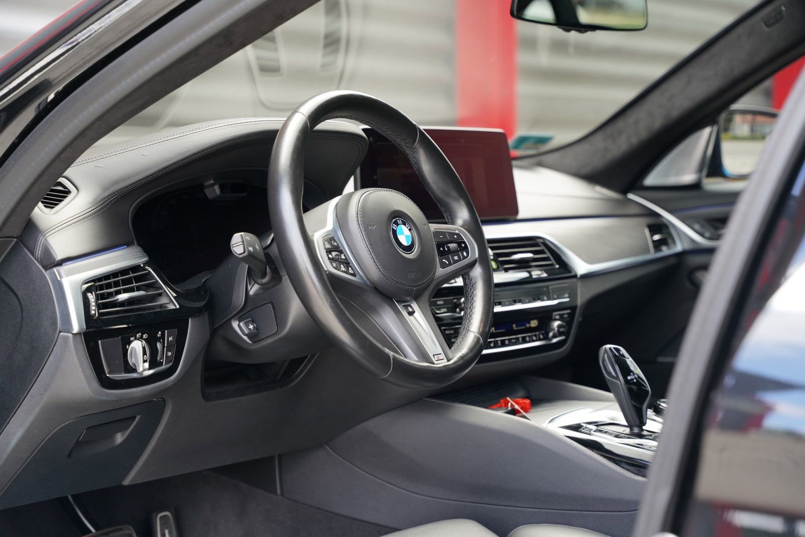 Used 2021 BMW M550i xDrive w/ Dynamic Handling Package AWD/4WD image 13