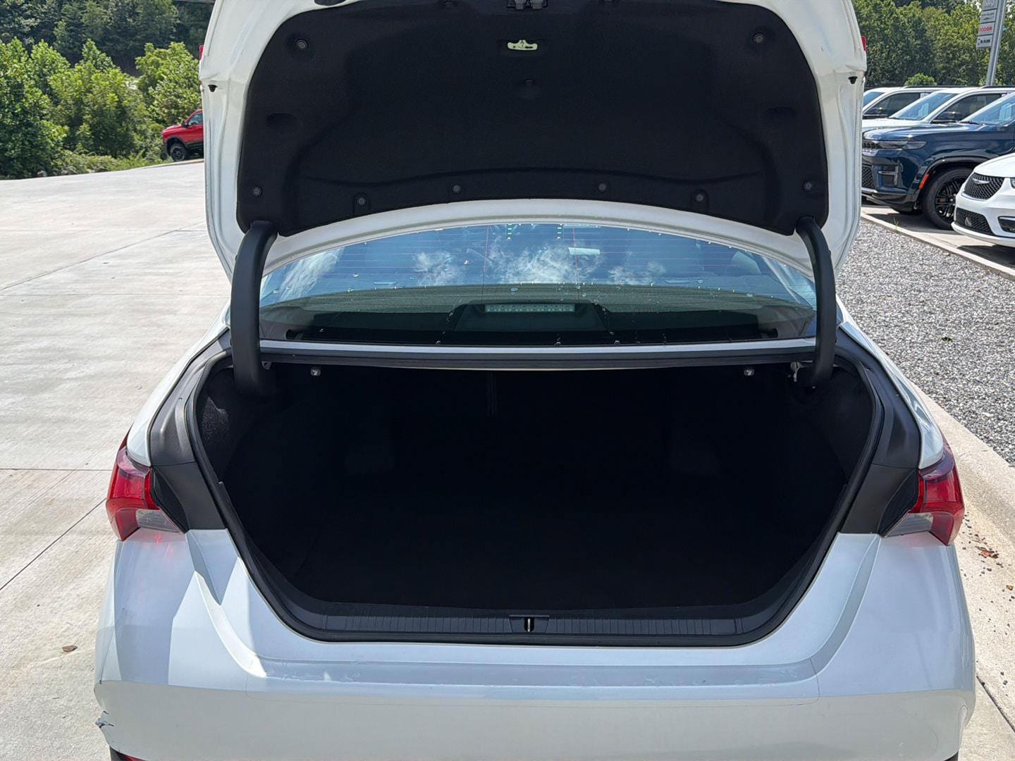 Used 2022 Toyota Avalon XLE w/ Moonroof Package FWD image 29