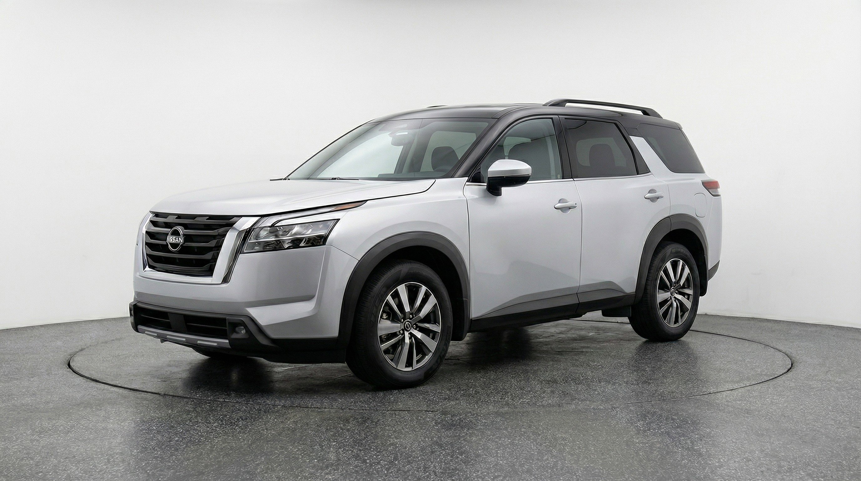 Used 2025 Nissan Pathfinder SV image 3