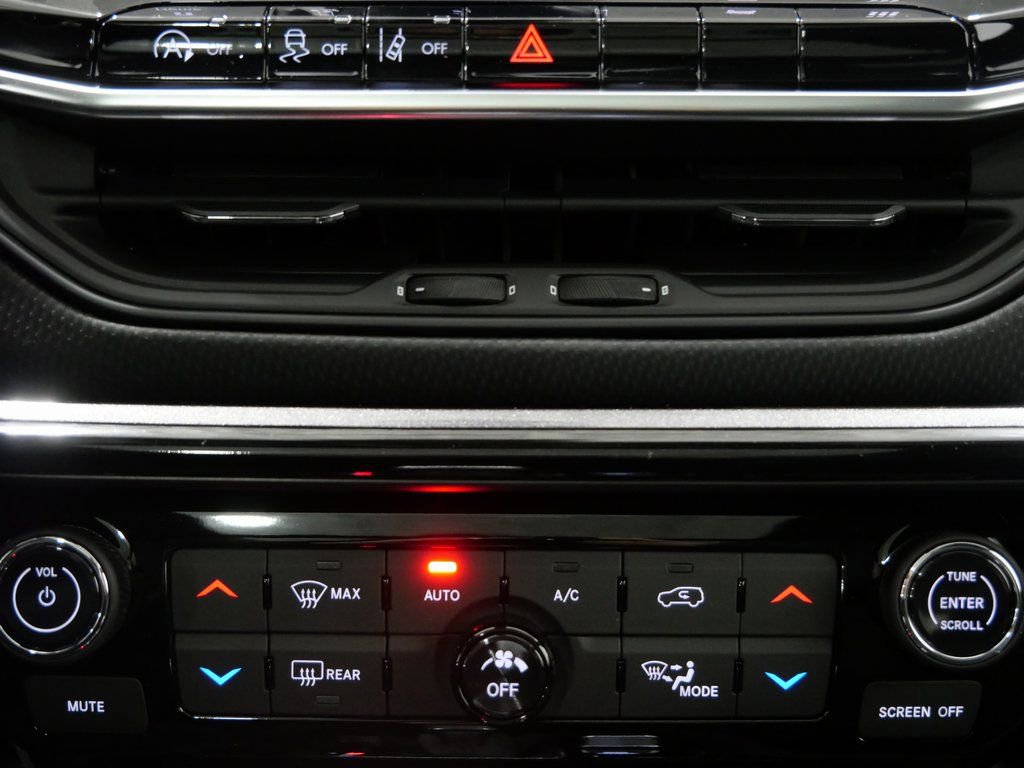 New 2026 Jeep Compass Latitude w/ Sun and Sound Group AWD/4WD image 20