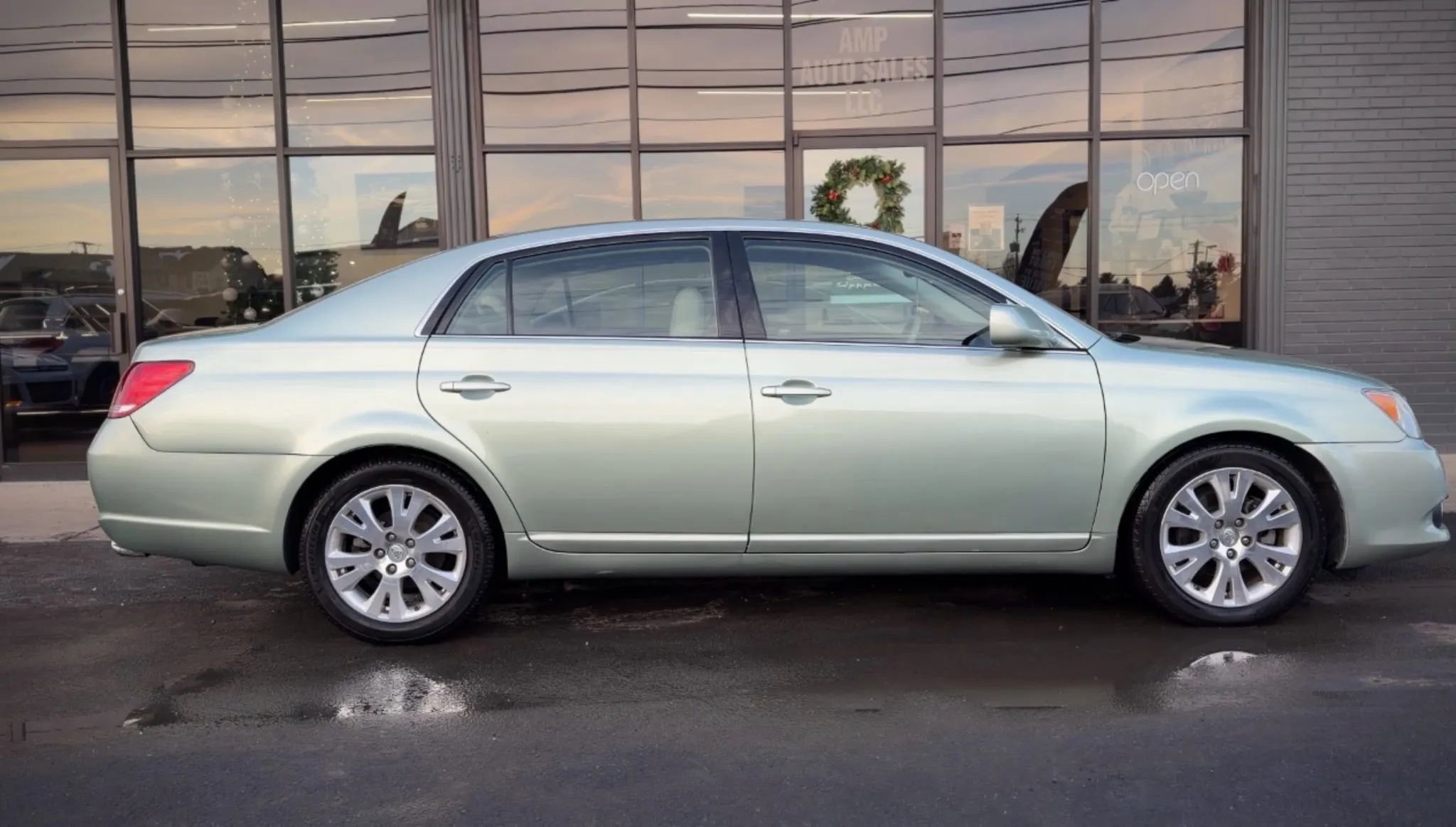 Used 2010 Toyota Avalon XLS image 2