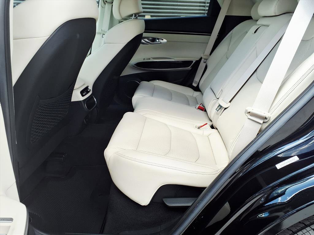 Certified 2022 Genesis GV70 2.5T image 17