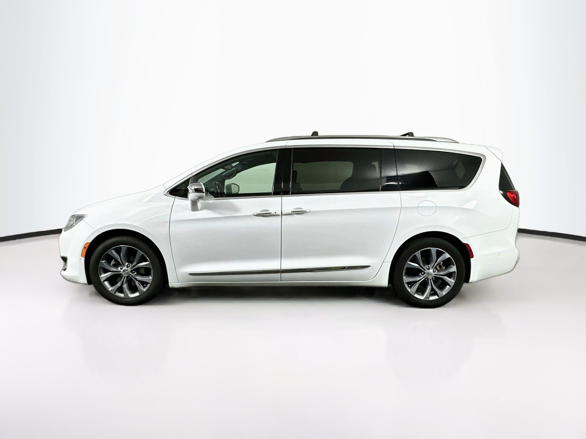 Used 2020 Chrysler Pacifica Limited w/ Tire & Wheel Group FWD image 4