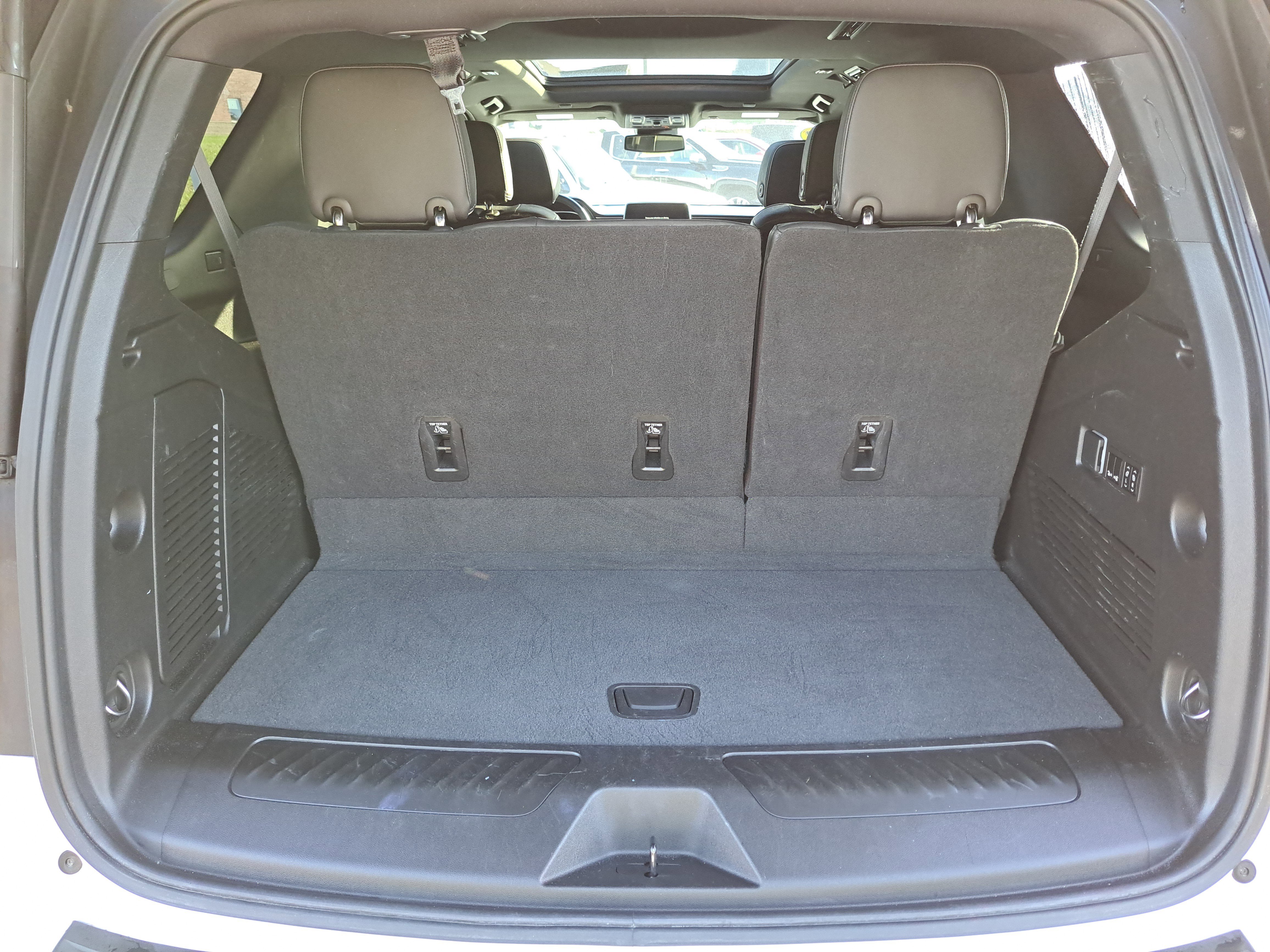 Used 2023 GMC Yukon SLT w/ SLT Premium Package image 7