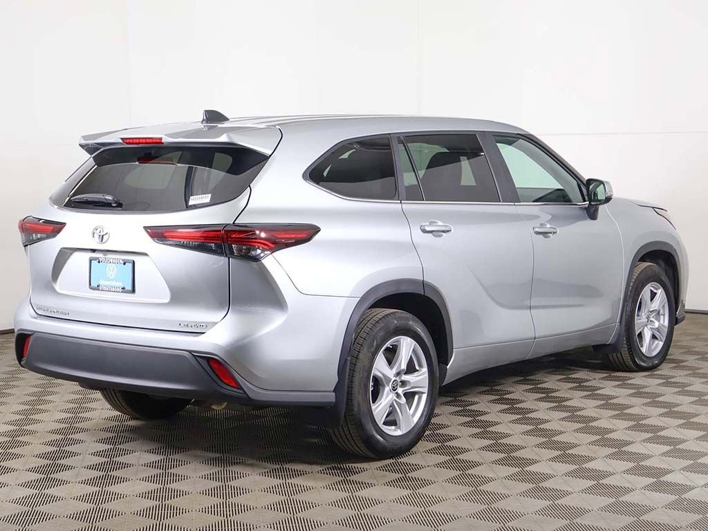 Used 2024 Toyota Highlander LE AWD/4WD image 9
