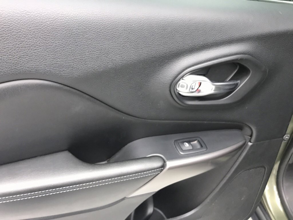 Used 2019 Jeep Cherokee Latitude w/ Cold Weather Group image 17