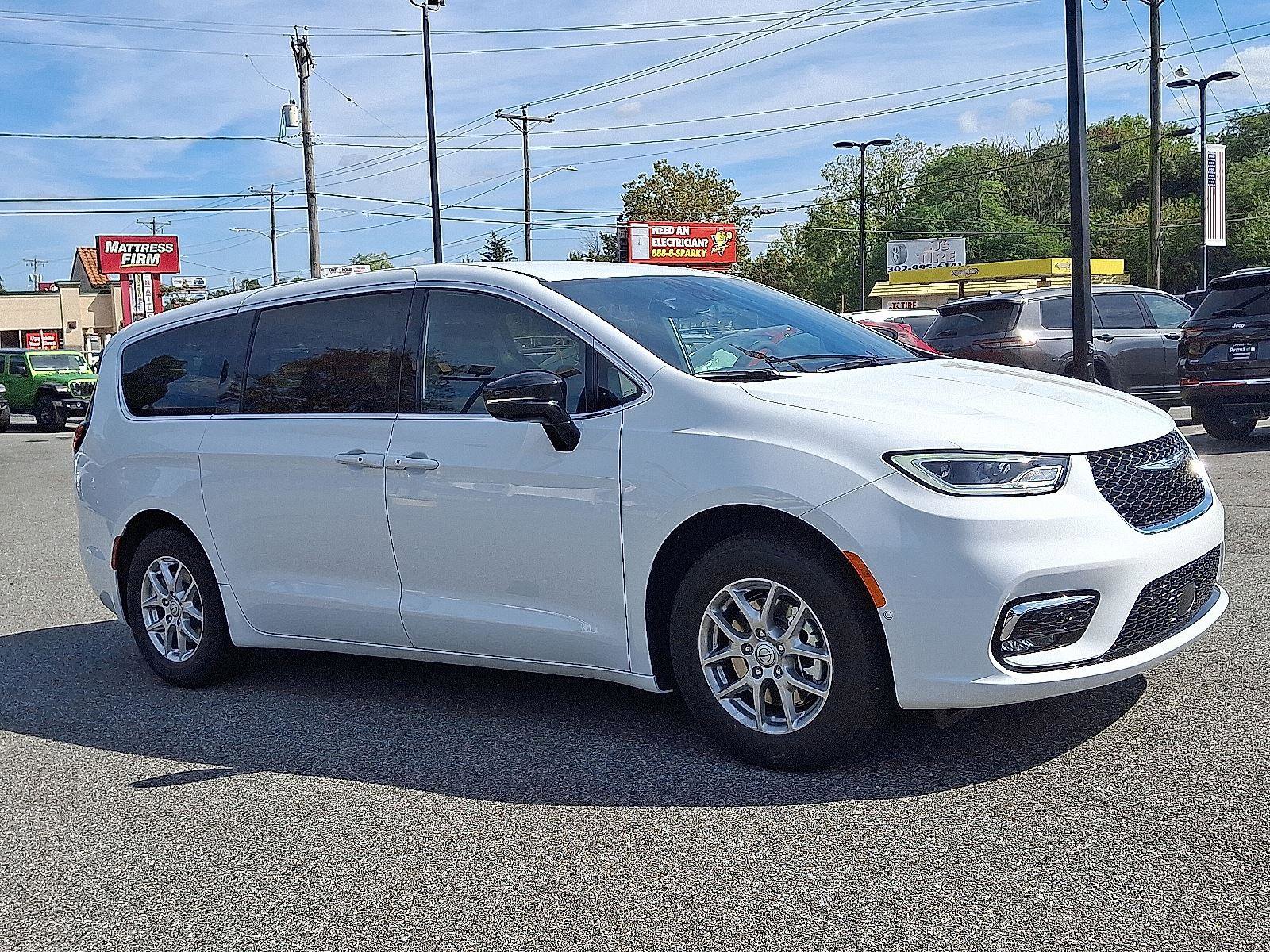New 2026 Chrysler Pacifica Select image 1