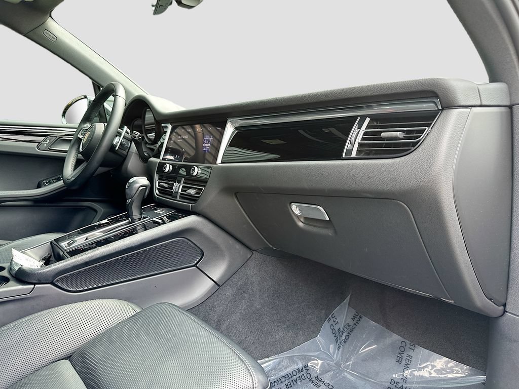 Certified 2023 Porsche Macan Turbo AWD/4WD image 31
