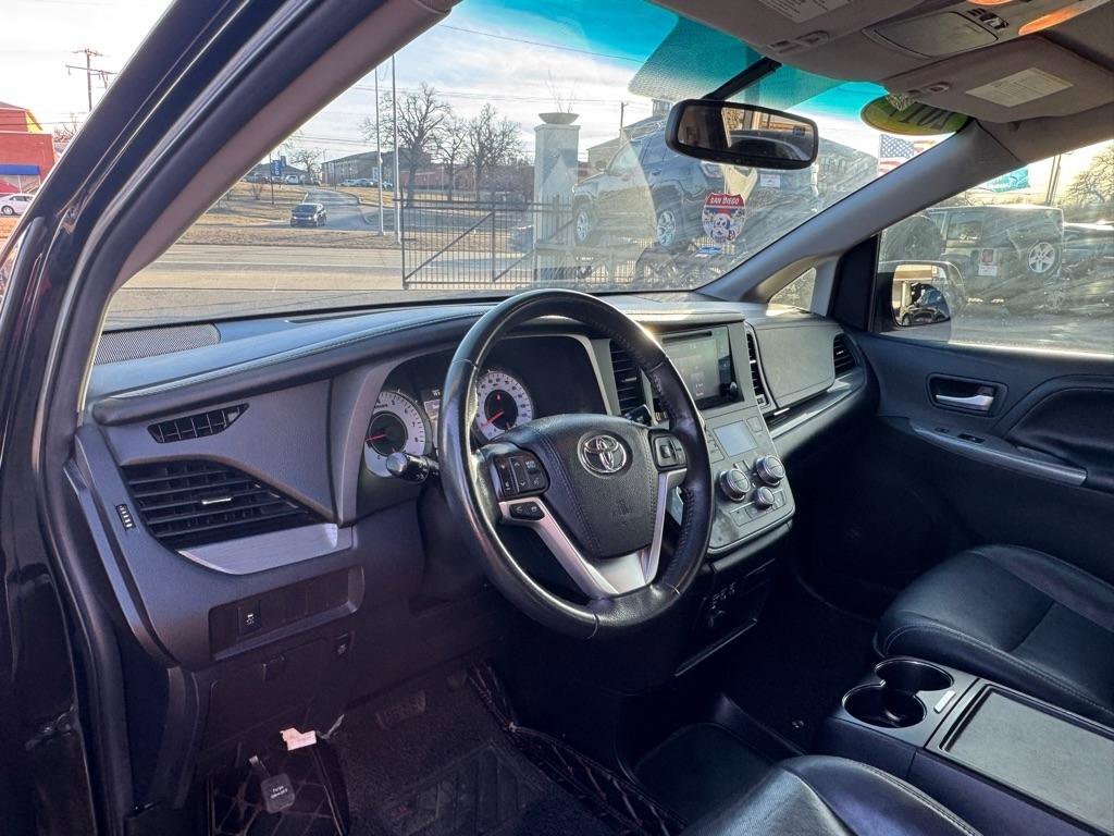 Used 2017 Toyota Sienna SE image 9