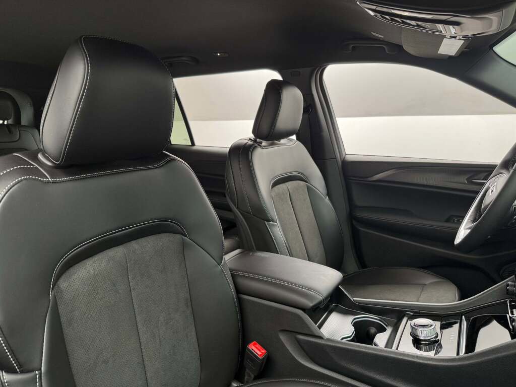 New 2025 Jeep Grand Cherokee L Laredo image 18