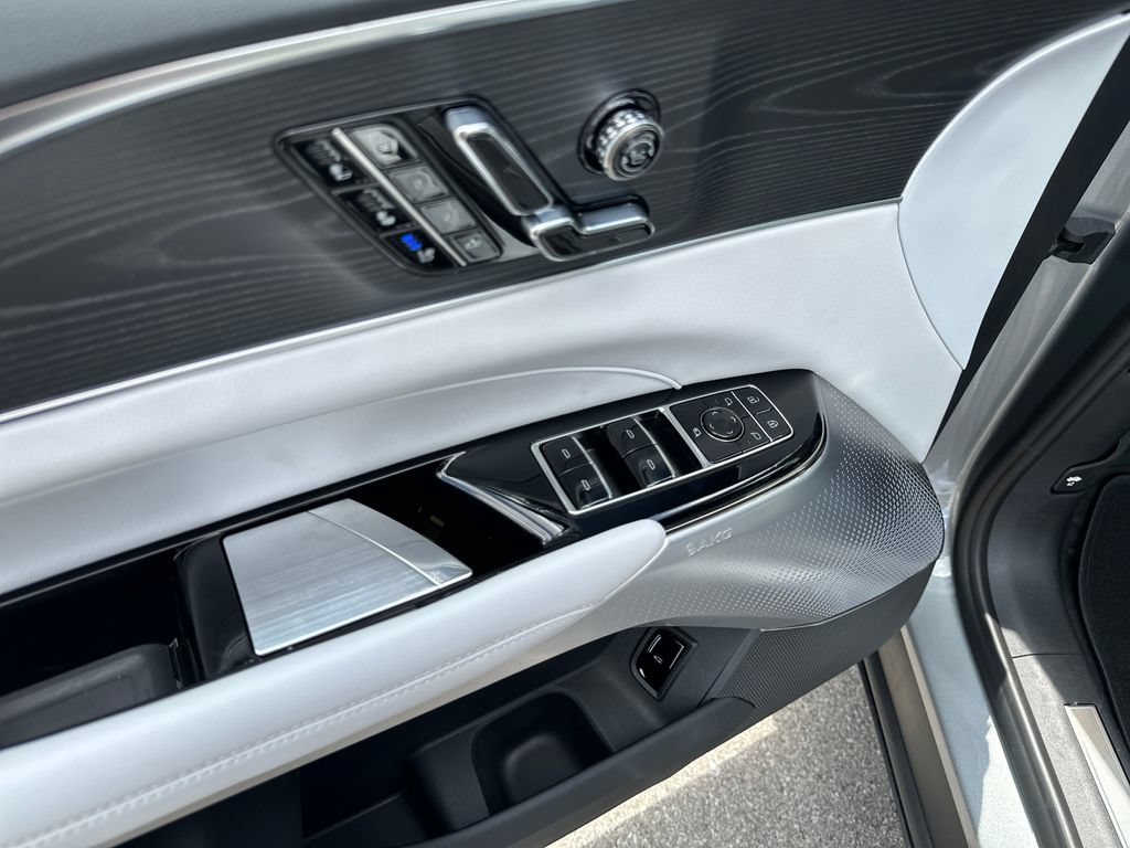New 2026 Cadillac Lyriq Premium Luxury w/ LPO, Floor Liner Package AWD/4WD image 17
