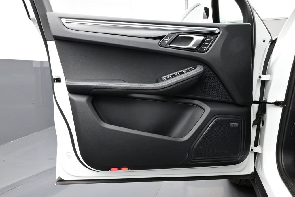 Certified 2025 Porsche Macan AWD/4WD image 7
