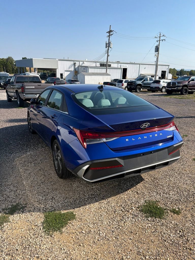 Used 2025 Hyundai Elantra Limited FWD image 2