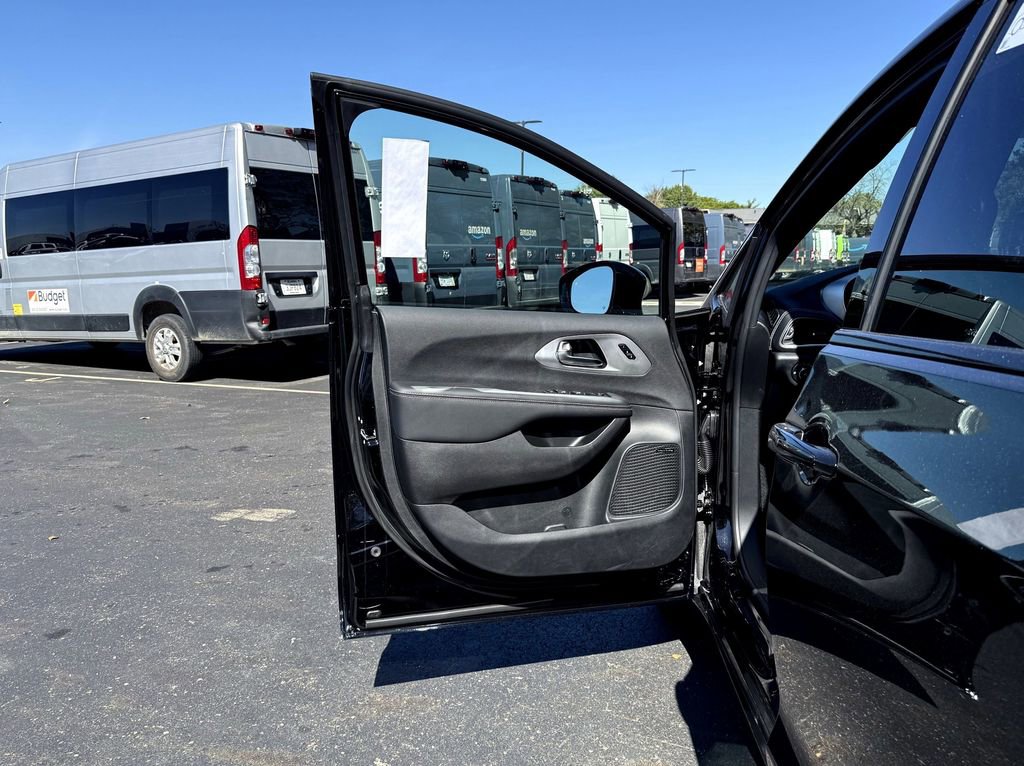 New 2026 Chrysler Pacifica Limited w/ Uconnect Theater Family Group image 13