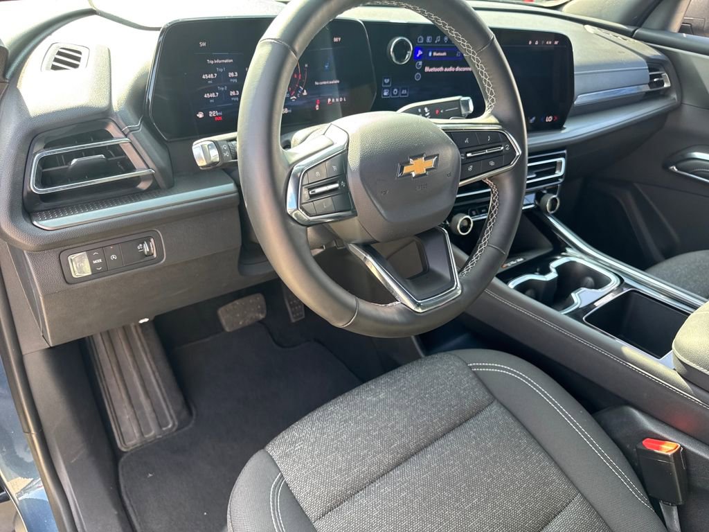 Used 2025 Chevrolet Traverse LT image 18