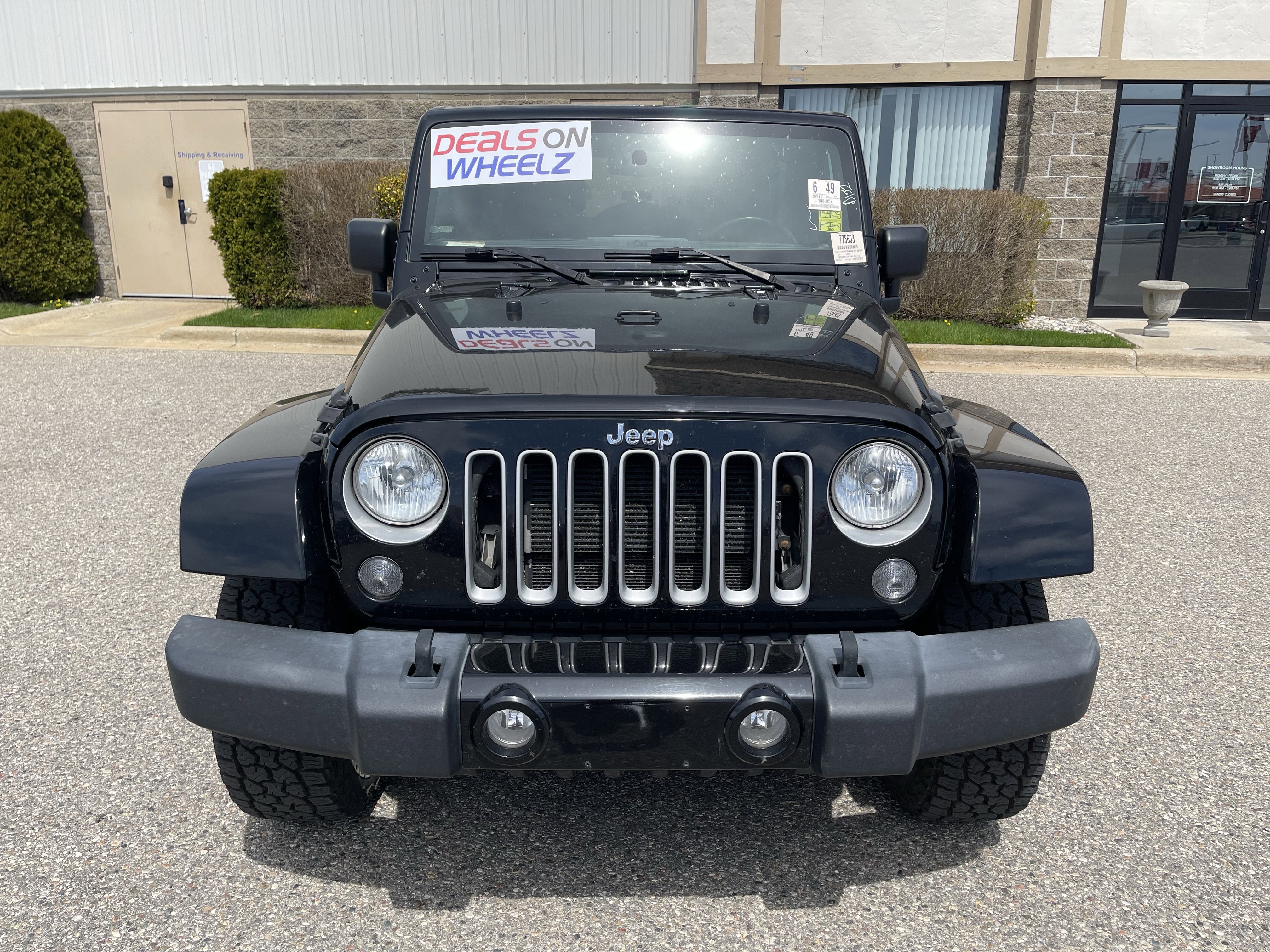 Used 2017 Jeep Wrangler Unlimited Sahara AWD/4WD image 9