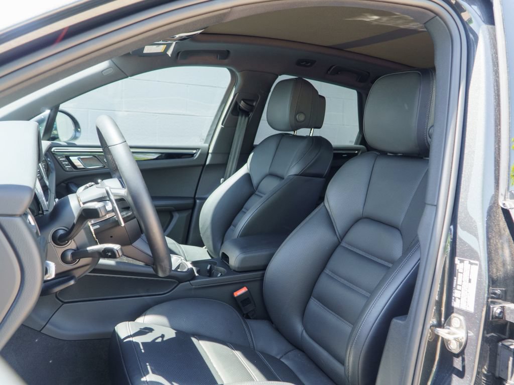 Certified 2026 Porsche Macan AWD/4WD image 5