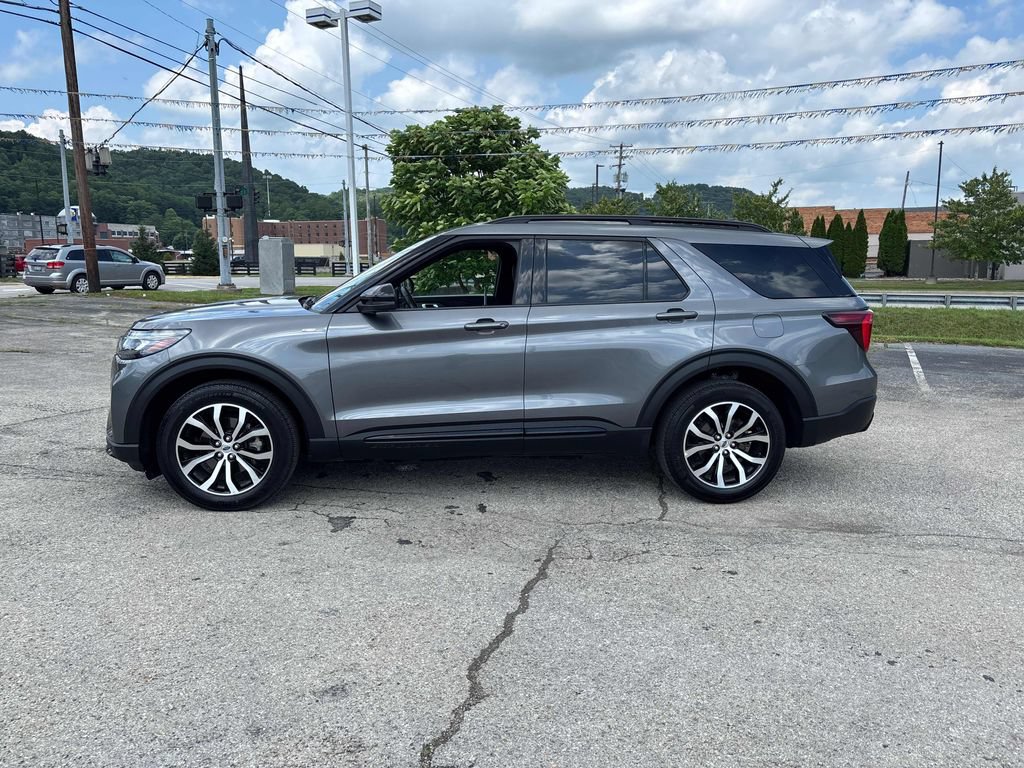 Used 2025 Ford Explorer ST-Line AWD/4WD image 2