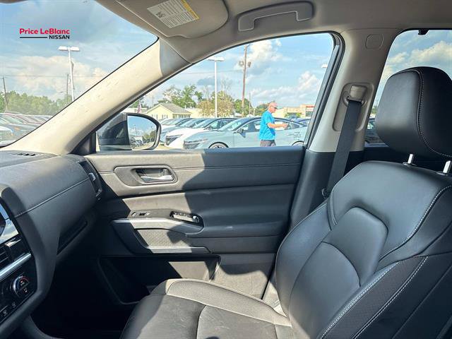 Used 2025 Nissan Pathfinder SL FWD image 14