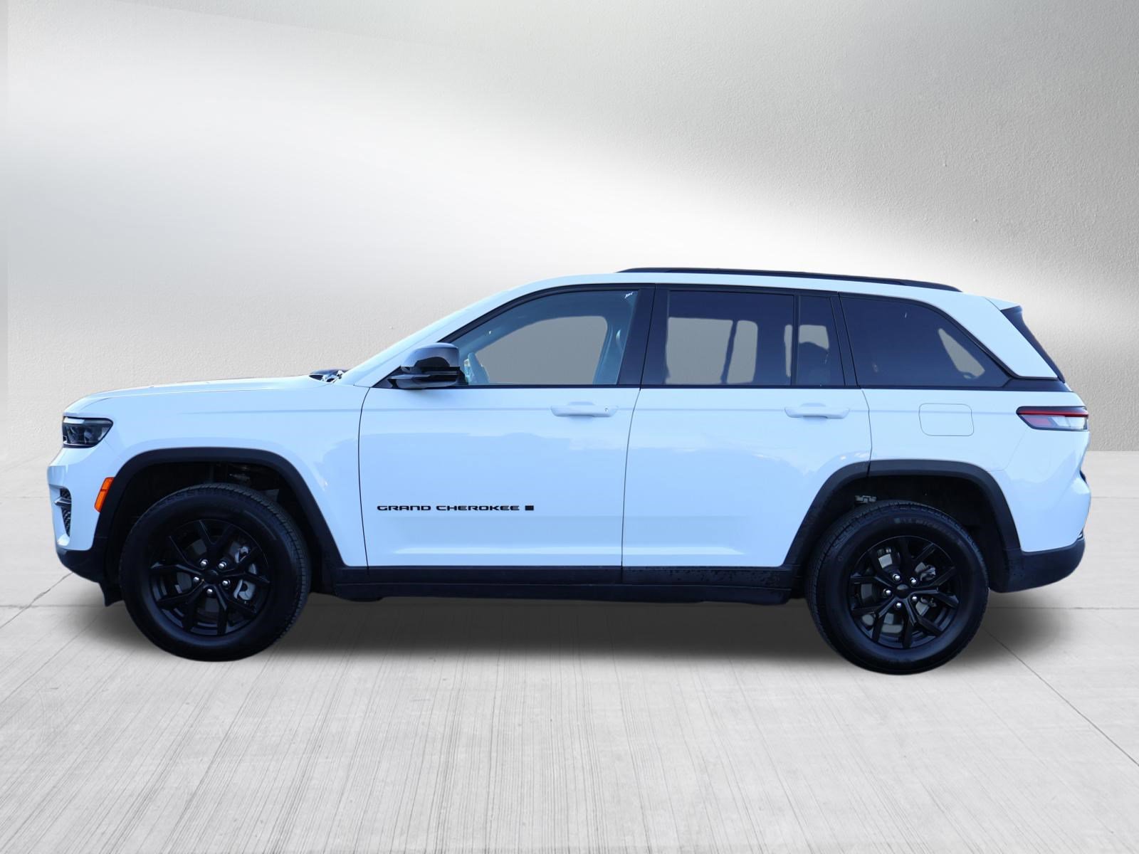 Used 2025 Jeep Grand Cherokee Altitude AWD/4WD image 4