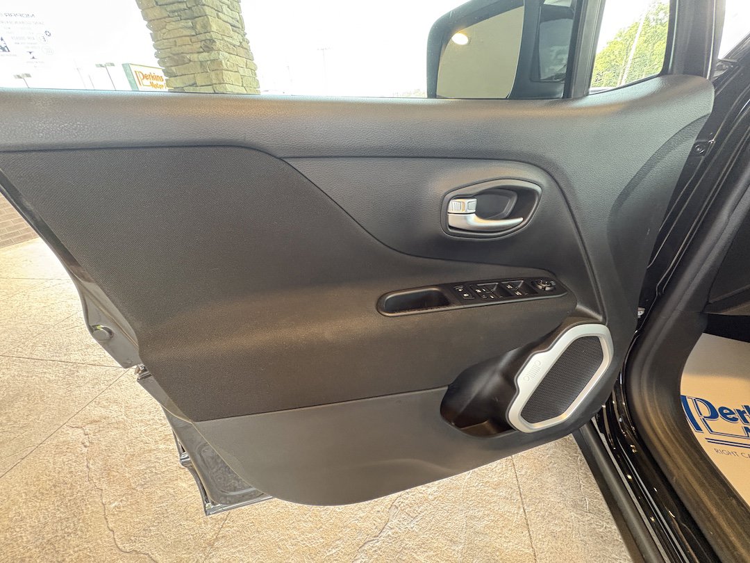 Used 2019 Jeep Renegade Latitude FWD image 19