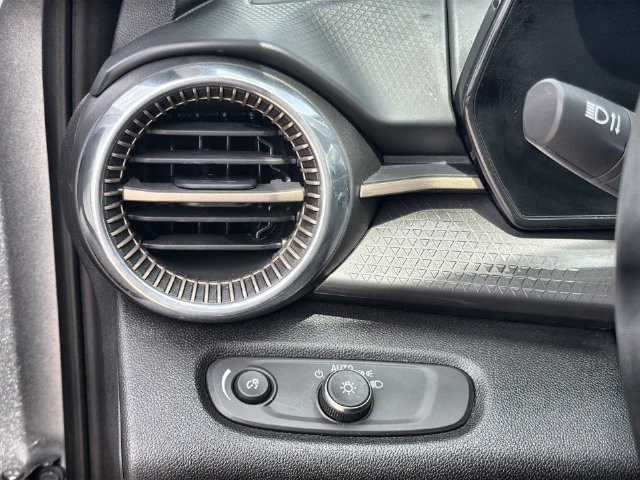 Used 2025 Chevrolet Trax ACTIV w/ Sunroof Package FWD image 17