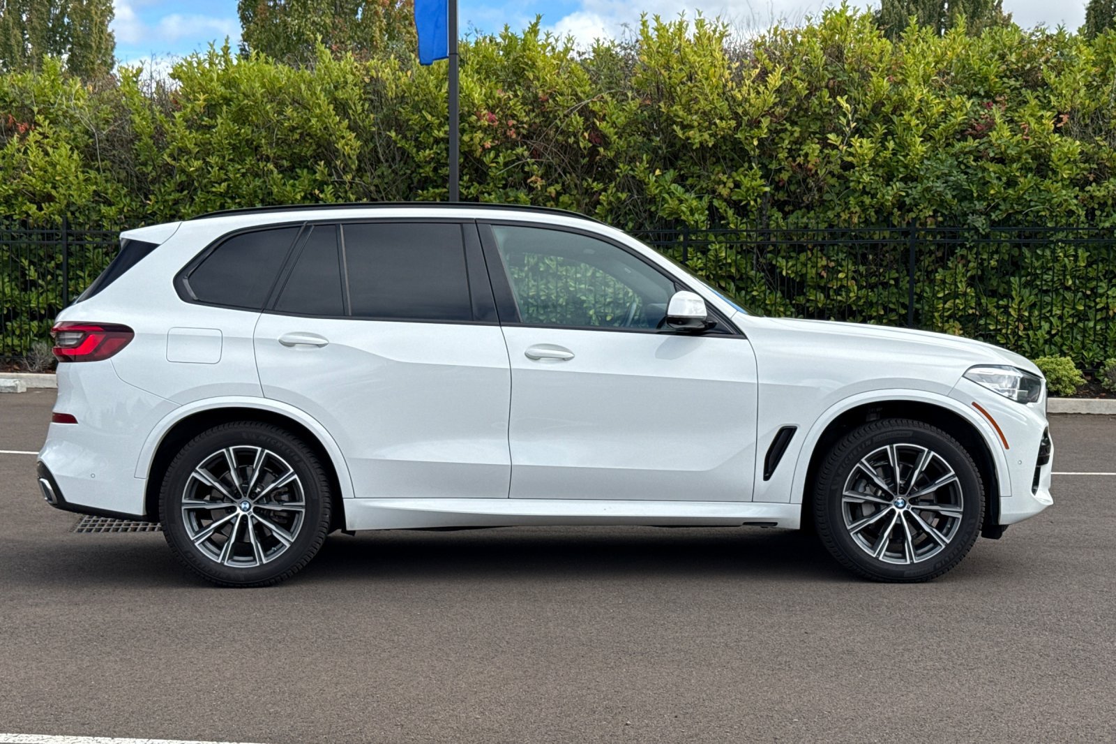 Used 2021 BMW X5 xDrive40i w/ M Sport Package AWD/4WD image 3