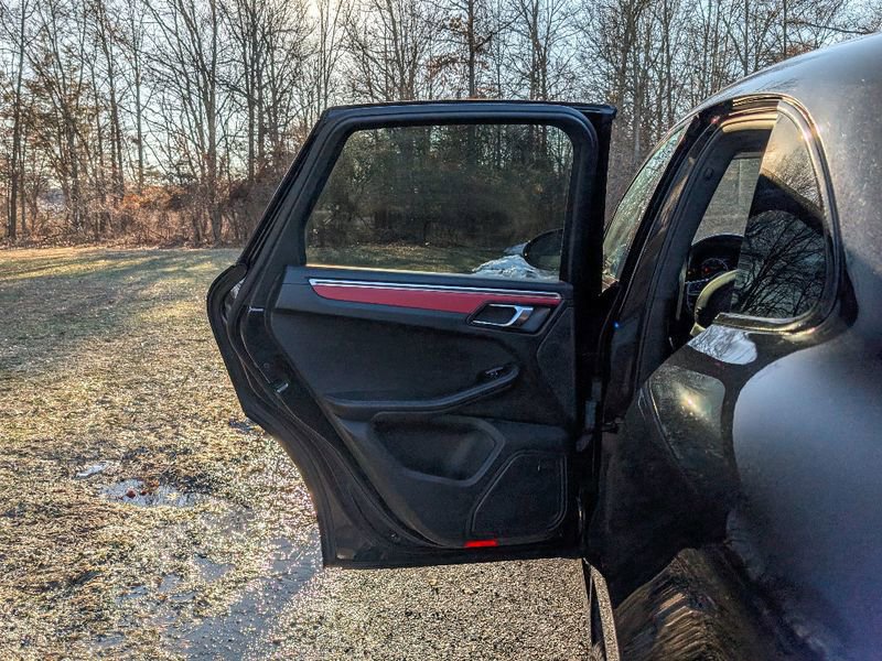 Used 2018 Porsche Macan Turbo image 11